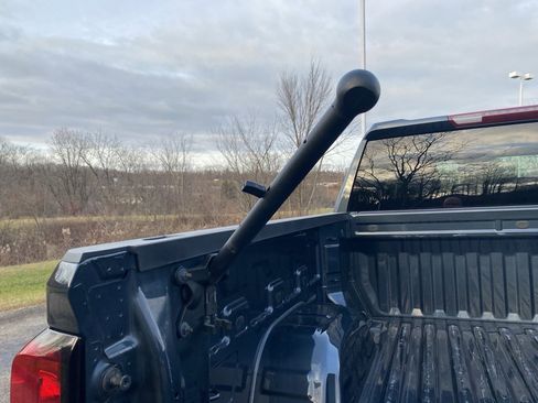 Used 2022 GMC Sierra 1500 SLE image 17