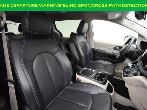 Used 2023 Chrysler Pacifica Touring-L AWD/4WD image 19