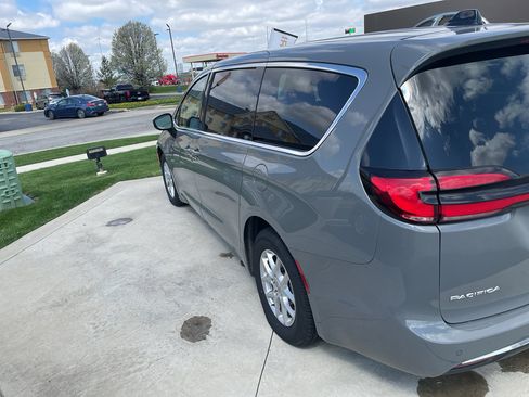Used 2023 Chrysler Pacifica Touring-L image 3