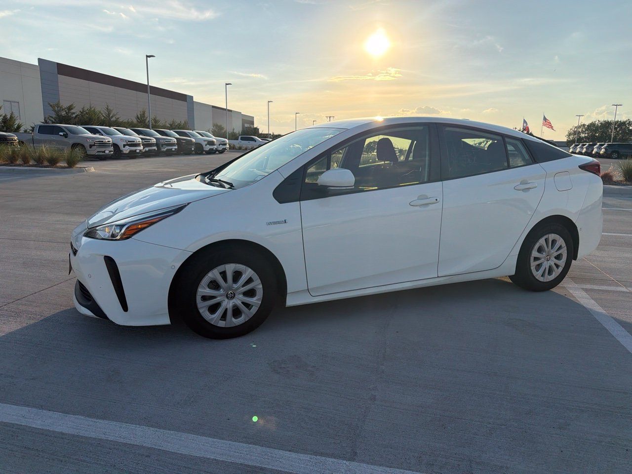 Used 2022 Toyota Prius LE FWD image 2