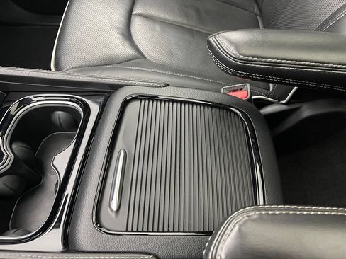 Used 2025 Chrysler Pacifica Limited FWD image 32