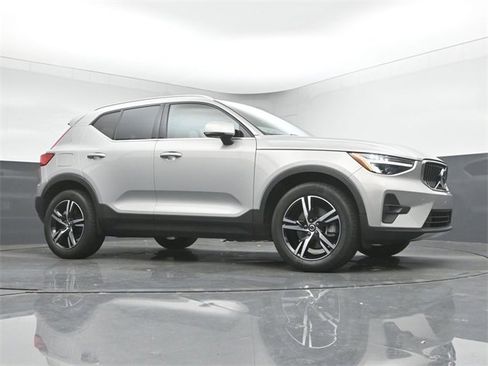 Used 2023 Volvo XC40 B5 Plus image 34