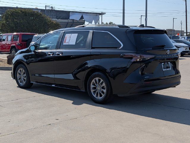 Used 2025 Toyota Sienna XLE FWD image 9
