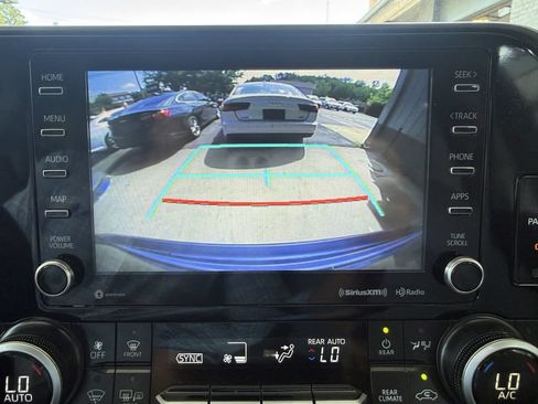 Used 2021 Toyota Highlander XLE FWD image 15