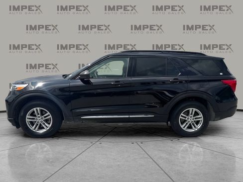 Used 2023 Ford Explorer XLT w/ Equipment Group 202A AWD/4WD image 2