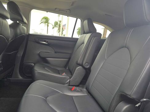 Certified 2025 Toyota Highlander XLE FWD image 19