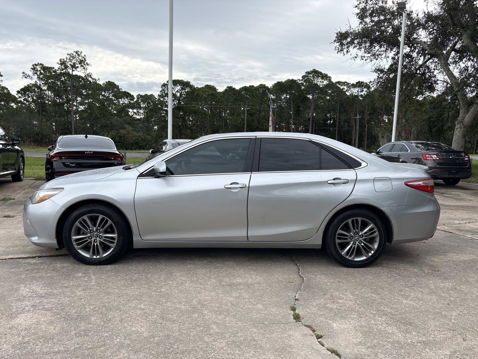 Used 2015 Toyota Camry SE w/ Moonroof Package FWD image 6