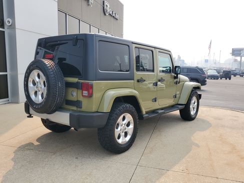 Used 2013 Jeep Wrangler Unlimited Sahara w/ Connectivity Group AWD/4WD image 4