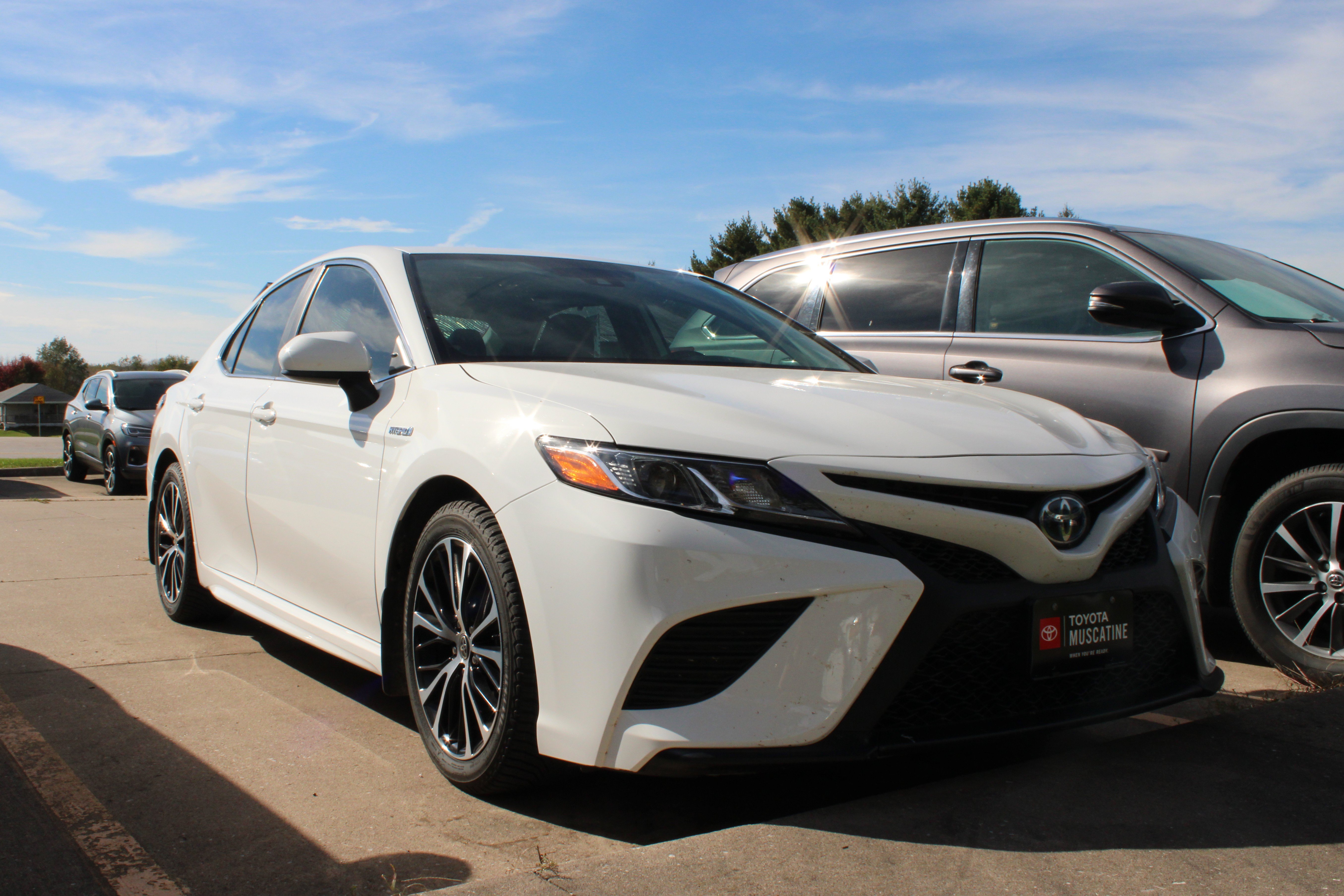 Used 2020 Toyota Camry SE FWD image 3