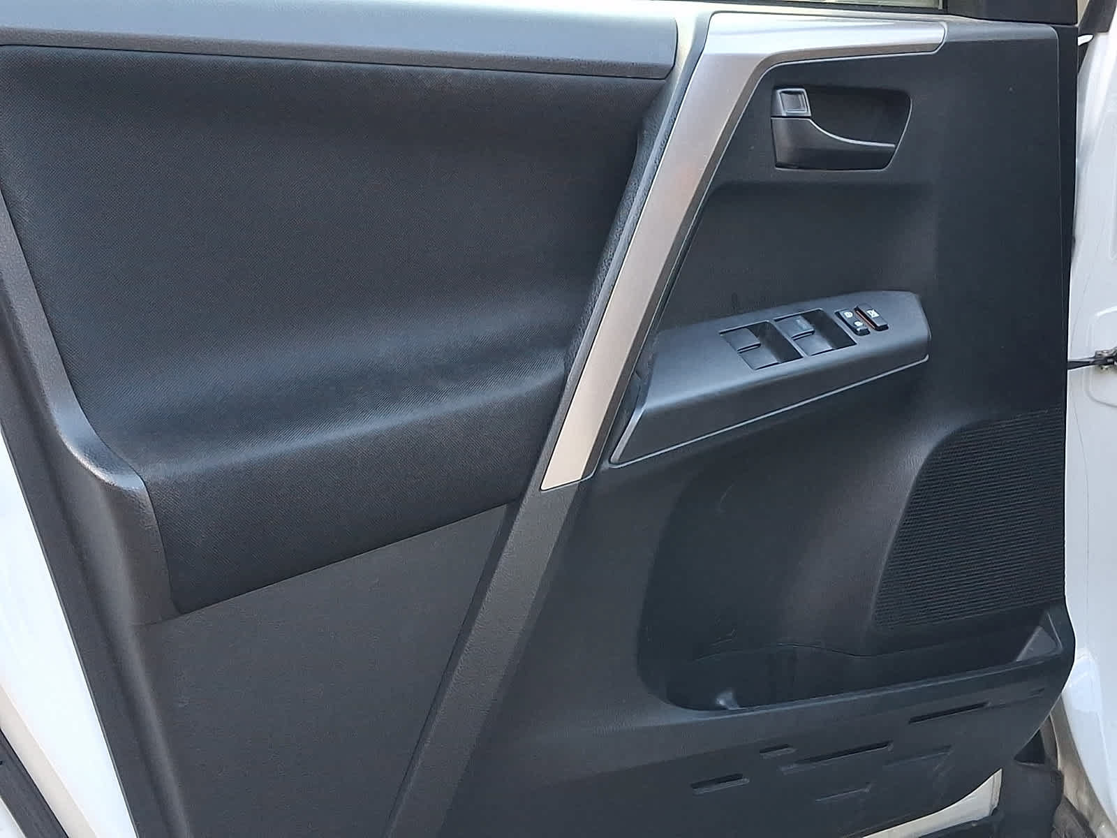 Used 2018 Toyota RAV4 LE w/ All Weather Liner Package AWD/4WD image 7