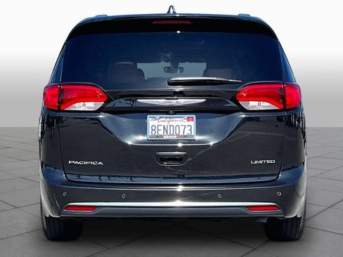 Used 2018 Chrysler Pacifica Limited w/ Tire & Wheel Group FWD image 4