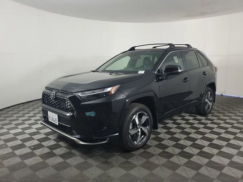 Used 2025 Toyota RAV4 SE image 8