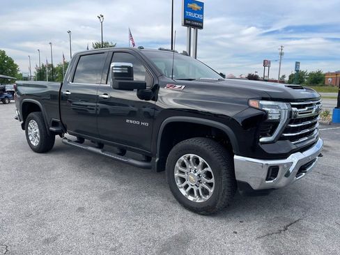Used 2025 Chevrolet Silverado 2500 LTZ w/ LTZ Convenience Package AWD/4WD image 2