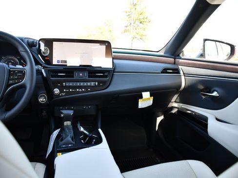 New 2025 Lexus ES 300h w/ Premium Package image 22