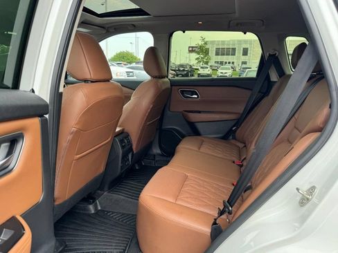 Used 2024 Nissan Rogue Platinum w/ Platinum Premium Package AWD/4WD image 10