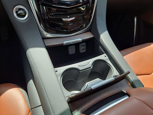 Used 2020 Cadillac Escalade ESV Premium Luxury w/ LPO, Radiant Package AWD/4WD image 22