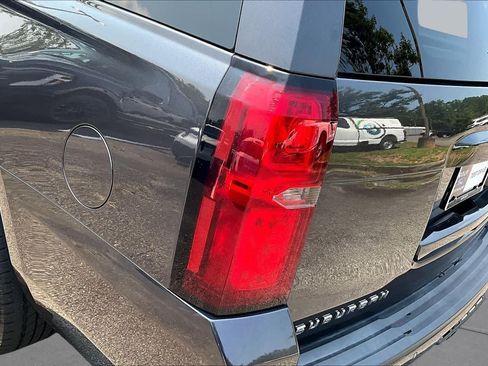 Used 2017 Chevrolet Suburban LT RWD image 28