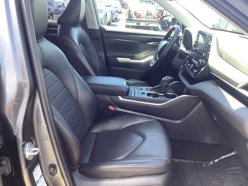 Used 2022 Toyota Highlander XLE AWD/4WD image 15