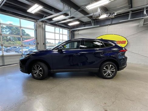 Used 2024 Toyota Venza LE AWD/4WD image 2