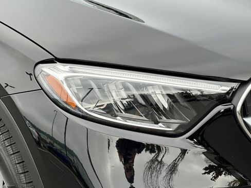 Used 2025 Mercedes-Benz GLC 300 4MATIC image 11