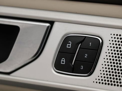 Used 2020 Ford Explorer Platinum w/ Premium Technology Package image 34