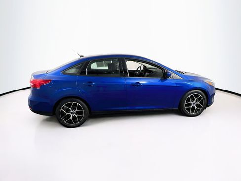 Used 2018 Ford Focus SE w/ SE Appearance Package FWD image 4