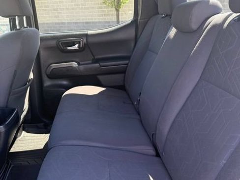 Used 2017 Toyota Tacoma TRD Off-Road AWD/4WD image 33