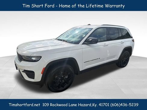 Used 2025 Jeep Grand Cherokee Altitude AWD/4WD image 4