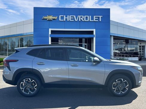 Certified 2024 Chevrolet Trax LT w/ Sunroof Package FWD image 5