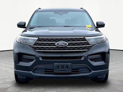 Used 2023 Ford Explorer XLT image 2