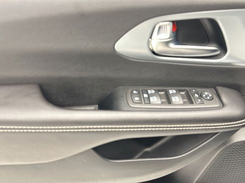 Used 2026 Chrysler Pacifica Limited FWD image 12