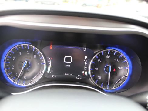 Used 2023 Chrysler Pacifica Touring-L image 14