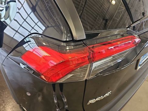 Used 2021 Toyota RAV4 XLE Premium image 34