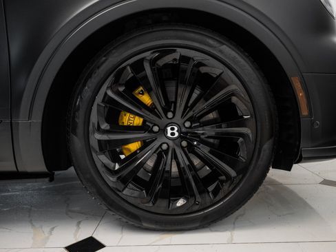 Used 2024 Bentley Bentayga Azure V8 image 16