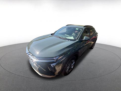 Used 2025 Chevrolet Trax LT w/ LT Convenience Package image 3