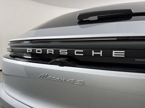 Certified 2025 Porsche Macan 4S Electric AWD/4WD image 19