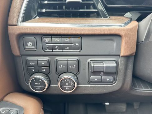 Used 2025 Chevrolet Suburban High Country AWD/4WD image 19