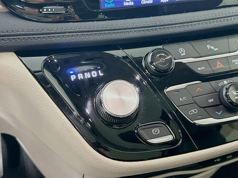 Used 2018 Chrysler Pacifica Limited w/ Tire & Wheel Group image 18