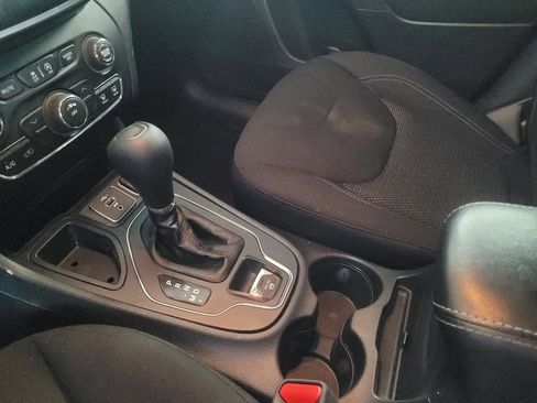 Used 2019 Jeep Cherokee Latitude w/ Popular Appearance Group image 26