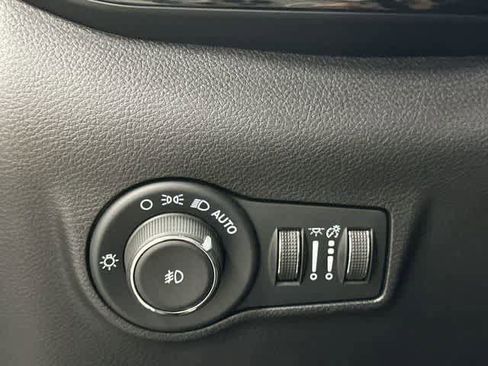 Used 2025 Jeep Compass Trailhawk w/ Trailer Tow Group AWD/4WD image 19