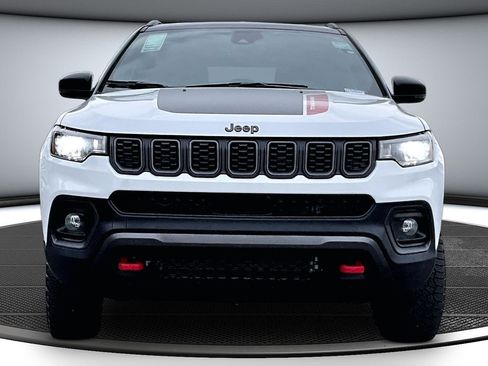 Used 2025 Jeep Compass Trailhawk image 2