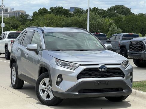 Used 2020 Toyota RAV4 XLE w/ Convenience Package AWD/4WD image 2