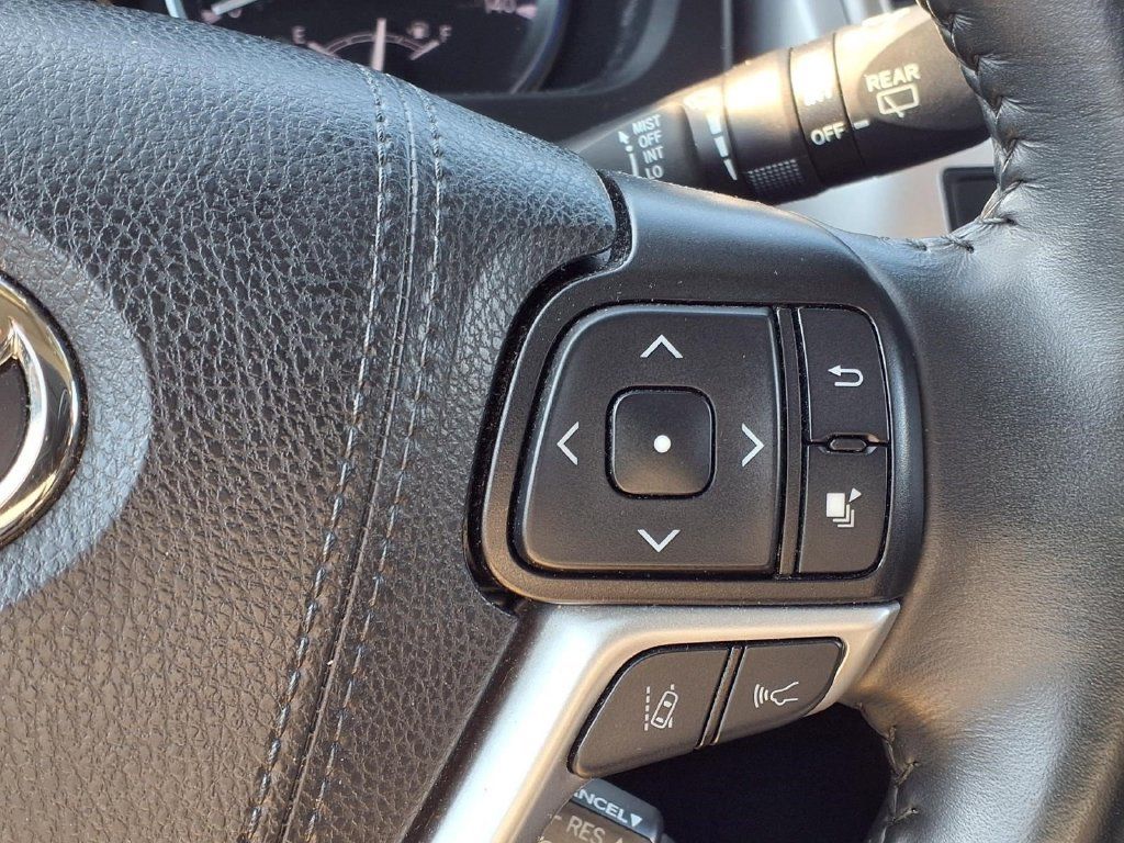 Used 2019 Toyota Highlander XLE AWD/4WD image 17