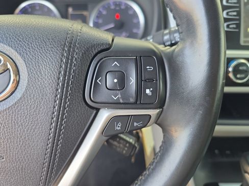 Used 2018 Toyota Highlander Plus FWD image 22