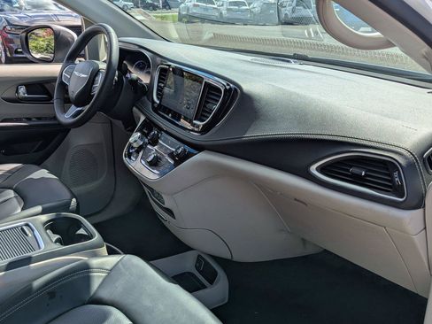 Used 2023 Chrysler Pacifica Touring-L FWD image 39