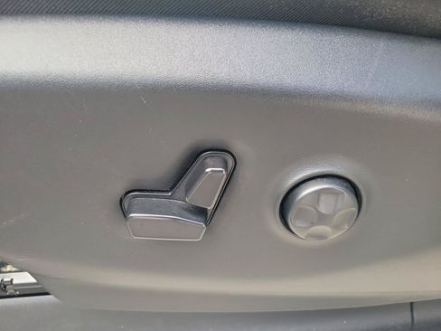 Used 2024 Chrysler Pacifica Touring-L FWD image 16