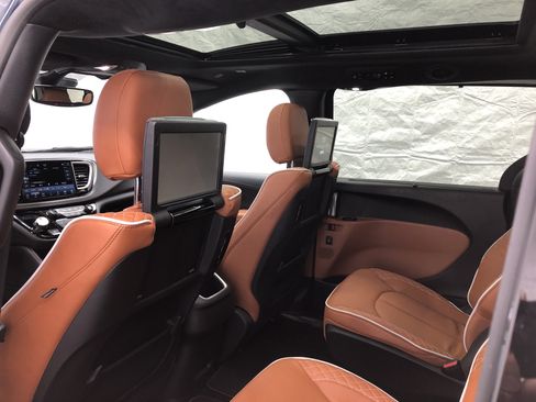 Certified 2024 Chrysler Pacifica Pinnacle image 14