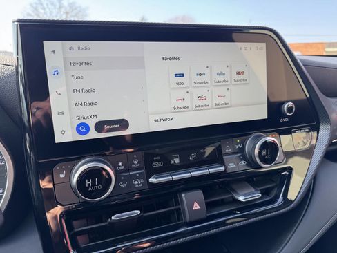 Used 2024 Toyota Highlander XSE AWD/4WD image 10