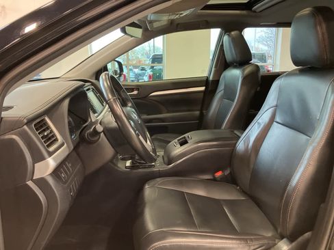 Used 2019 Toyota Highlander XLE image 12