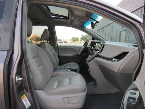 Used 2015 Toyota Sienna XLE Premium image 40